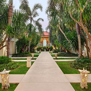 Relaxing Courtyard Room